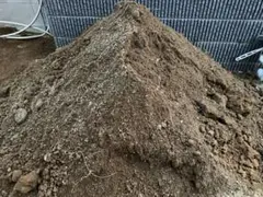 庭から出た土　赤土　黒土　ガーデニング　畑　残土　駐車場　エクステリア　園芸のサムネイル