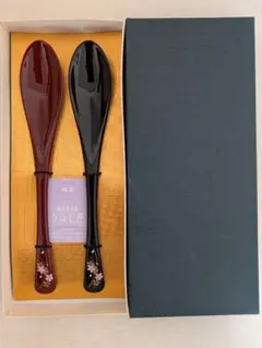 輪島塗　輪島塗本舗うるし屋　スプーンセット　赤黒ペア　桜花模様　未使用箱入り品のサムネイル