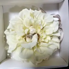 クリーム色の布製コサージュ