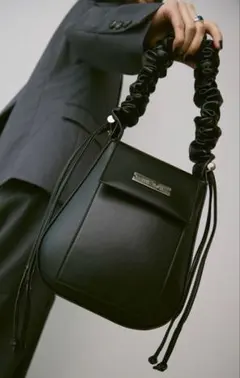 un/neu ギャザーハンドルフェイクレザーレザーフラップバッグ