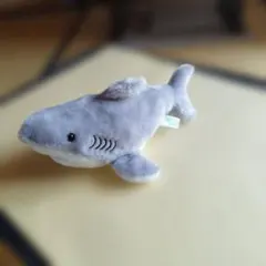 ぶるぶる震える　グレーのサメ型ぬいぐるみ
