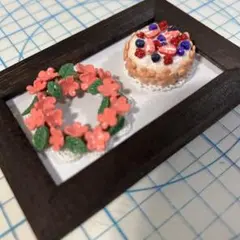 ハンドメイドミニチュアピンクお花リースフルーツたっぷりビスケットケーキ樹脂粘土