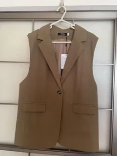 ベージュ ノーカラーベスト スリーブレス