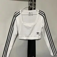 adidas クロップドトップス　スクエアネック　サイドスリーストライプTシャツのサムネイル