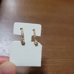 agete K10ツイストフープピアス チャーム付き - メルカリ