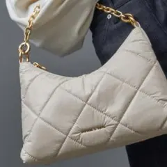 CHARLES & KEITH キルティング チェーンアイボリー ショルダーなしのサムネイル