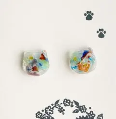カラフルを閉じ込めた猫ピアス＊透明レジン・とんぼ玉入り　樹脂ポスト