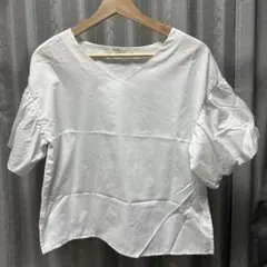 earth music&ecology オフホワイト Vネック 半袖 ブラウス