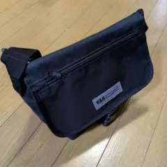 VAN ブラック ショルダーバッグ