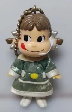 不二家　ペコちゃんフィギュアキーホルダー 自立します　縦約８cm