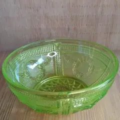 ウランガラス⭐︎淡い黄色のカットガラス菓子入れ ウランガラス⭐︎淡い黄色のカットガラス菓子入れ - メルカリ