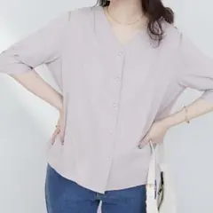 【最終値下げ】パール釦Vネック5分袖ブラウス　グレイッシュベージュ