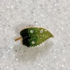 ラインストーンの葉のブローチ ヴィンテージ アンティーク風 海外製品