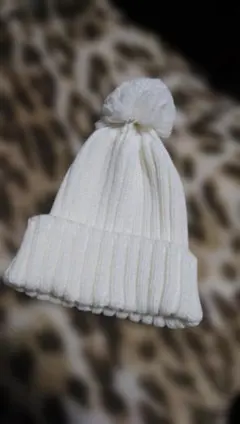 ホワイトニット帽 ポンポン付き
