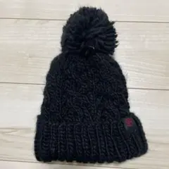 黒いポンポン付きニット帽