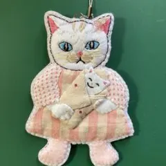 猫刺繍ブローチ　チャーム　ママになった白猫　ハンドメイド