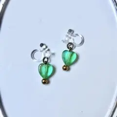 【ハンドメイド樹脂ノンホールピアス】オーロラグリーンビーズのプチイヤリング