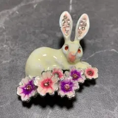 ウサギとお花のブローチ