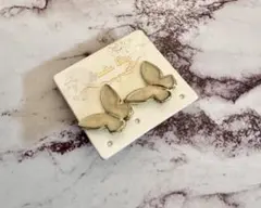 蝶型ピアス ゴールド ホワイト