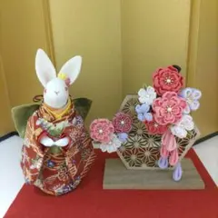 うさぎちゃんと飾り板　(つまみ細工八重桜かんざし)