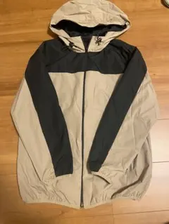 ベージュと黒のフード付きジャケット　ウィンドブレーカー
