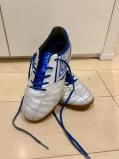 Umbro フットサルシューズ ホワイト/ブルー　23.5㎝