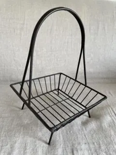 黒い金属製ハンドル付きバスケット