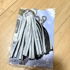 新品未使用‼️ラプチャー　フリンジ　チャーム　キーホルダー　グレー　シルバー