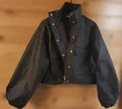 黒いクロップドジャケット