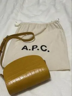 A.P.C ハーフムーン　クロコ型　イエロー