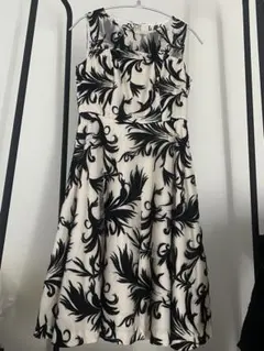 モノトーンフラワーワンショルワンピース - メルカリ