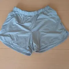 ライトグレー ショートパンツ