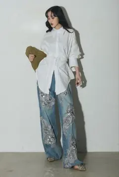 ANDREA & Co.ウエストレースアップブラウス&デニムビジュー刺繍パンツ 
