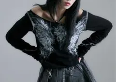 REFLEM レフレム オフショルダープリントクロップド 長袖 Tシャツのサムネイル