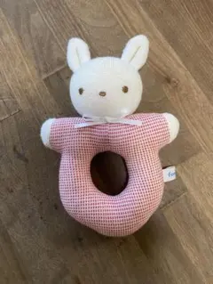 【familiar】うさぎ ラトル にぎにぎ ベビー おもちゃ 赤 チェック