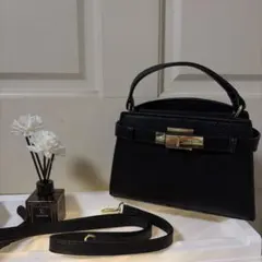 黒 レザー ハンドバッグ 金具留め具付き