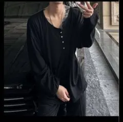 ブラック Vネック ボタン付き長袖カットソー Buymaで購入。