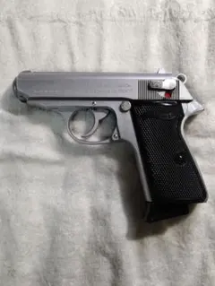 ワルサーPPK/S (シルバー塗装したもの)のサムネイル