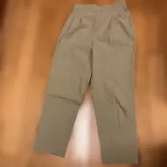 ベージュ プリーツ入り スラックスパンツ