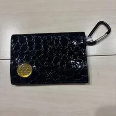 686 黒いエンボス加工財布 カラビナ付き