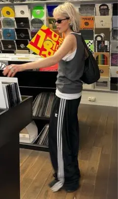 adidas トラックパンツ　L