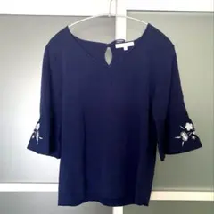 ✴︎美品✴︎袖刺繍五分袖Ｖネックニットカットソー　ネイビー　春ニットソー