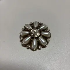 ランバンオンブルー　花形ブローチ パール風装飾