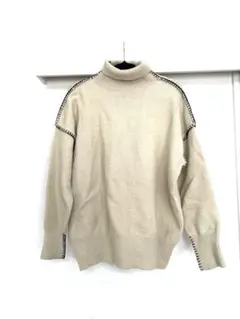 【selectMOKA】ベージュ タートルネックセーター 黒いステッチ