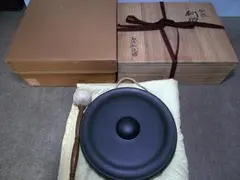 鋳師 般若勘渓 砂張 銅鑼 バイ付 共箱 般若昭三 茶道具 直径：33㎝ 鋳師 般若勘渓 砂張 銅鑼 バイ付 共箱 般若昭三 茶道具 直径：33