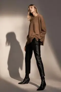 Zara ネオレザーパンツ
