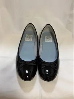 Emma Francis ラウンドトゥフラットバレエシューズ エナメル ブラック