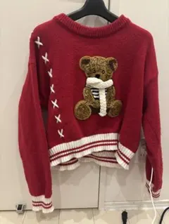 赤いクマ刺繍の長袖ニットセーター