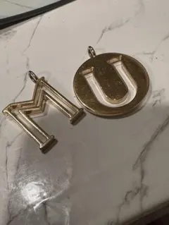 Chloeクロエ　アルファベット　イニシャルチャーム 2点セット （M・U）