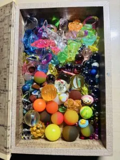 カラフルなビーズとおもちゃのパーツ＋ハンドスピナー